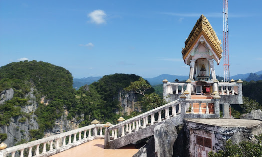 Discovering the Tam Sue Temple from Tup Kaek Sunset Beach Resort in Krabi